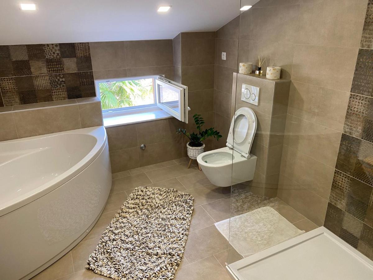 קסטב Andrea, Premium Three Bedroom Apartment, Entire Floor מראה חיצוני תמונה