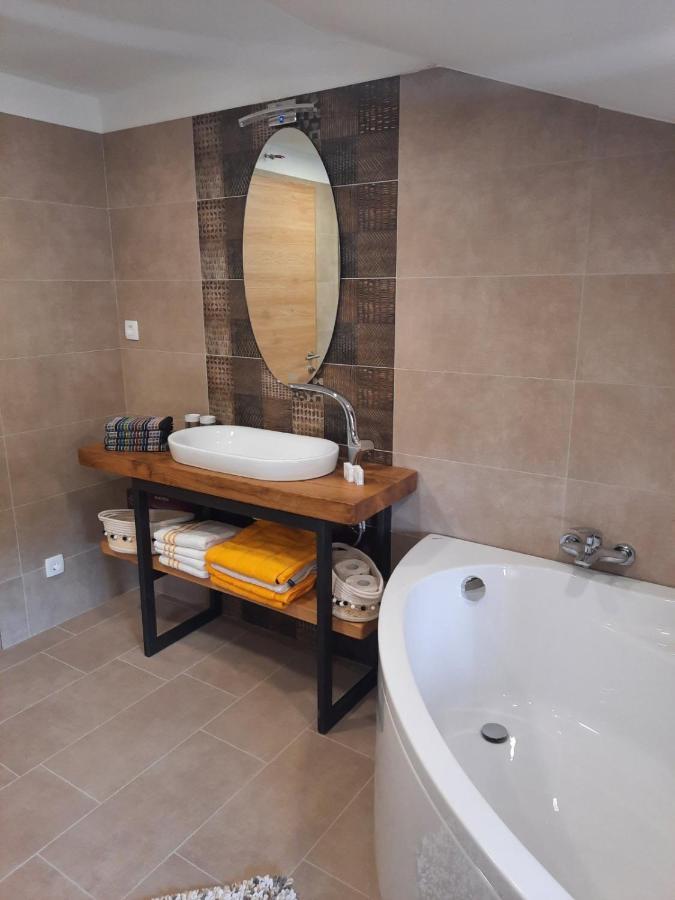 קסטב Andrea, Premium Three Bedroom Apartment, Entire Floor מראה חיצוני תמונה